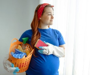 کدام کار خانه و خانه داری برای زنان باردار خطرناک است؟
